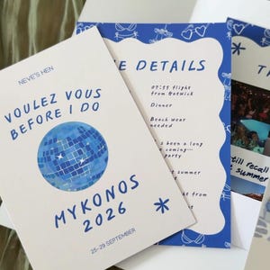 Puede incluir: Una tarjeta de invitación blanca con texto azul que dice NEVE'S HEN VOULEZ VOUS BEFORE I DO MYKONOS 2026 25-29 SEPTEMBER y un gráfico de bola de discoteca azul. Una segunda tarjeta azul con bordes festoneados blancos detalla THE DETAILS.