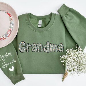 Personalized Grandma Sweatshirt with Kids Names, Mother&#39;s day Gift, Nana Sweatshirt, Gift for Grandma, Gigi Sweatshirt, Floral Grandma Shirt