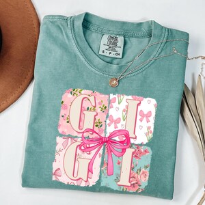 Comfort Color Gigi shirt, Grandma Shirt, Grandma Floral Shirt, Mother&#39;s Day Gift, Gift for Grandma, Pregnancy reveal to Grandma