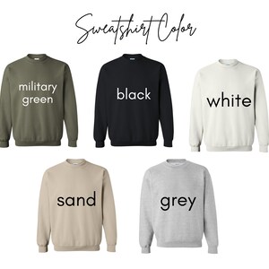 Pu&ograve; includere: Cinque felpe di diversi colori. I colori sono verde militare, nero, bianco, sabbia e grigio. Le felpe sono tutte dello stesso stile e hanno un collo rotondo.