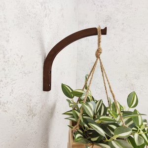 Braune Pflanzenampel. Blumenampel. Pflanzenhänger Haken. Pflanzhaken. Pflanzenhaken aus Holz.