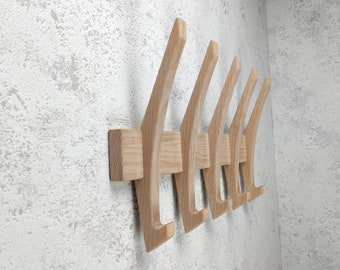 Moderne Garderobe. An der Wand befestigte Garderobe. Hutablage. Garderobenhaken aus Holz.