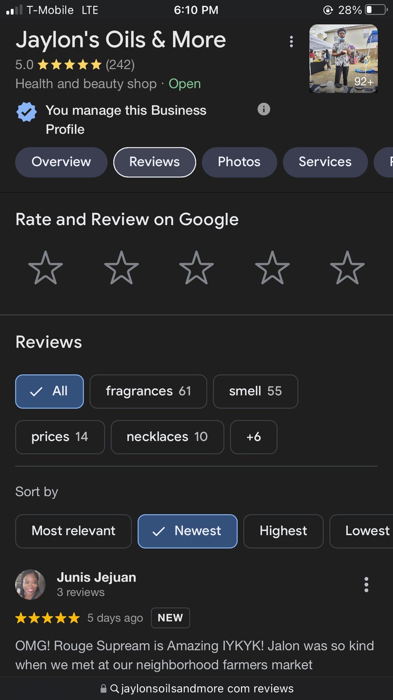 Pu&ograve; includere: Screenshot di un profilo Google Business per "Jaylon's Oils & More", un negozio di salute e bellezza. Il profilo mostra una valutazione a 5 stelle con 242 recensioni, insieme a opzioni per recensioni, foto e servizi. &Egrave; visibile una recensione del cliente.