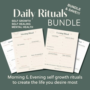 Puede incluir: Un conjunto de diarios de rituales diarios para el crecimiento personal y la salud mental. Los diarios incluyen indicaciones para las rutinas de la mañana y de la noche, con secciones para prioridades, afirmaciones y gratitud. El texto dice "Daily Rituals Bundle & Save!!!".