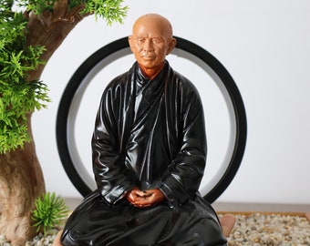 Petite statue du maître zen Thich Nhat Hanh pour la maison, art bouddhiste Feng Shui, décoration de méditation, art bouddhiste Feng Shui, sculpture sur bois meilleur cadeau