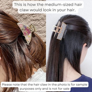 Pu&ograve; includere: Due immagini che mostrano come una forcina per capelli di medie dimensioni apparirebbe nei capelli. La prima immagine mostra una forcina per capelli con motivo floreale su capelli castani. La seconda immagine mostra una forcina per capelli grigia e dorata su capelli neri. "Si prega di notare che la forcina per capelli nella foto &egrave; solo a scopo illustrativo e non &egrave; in vendita."