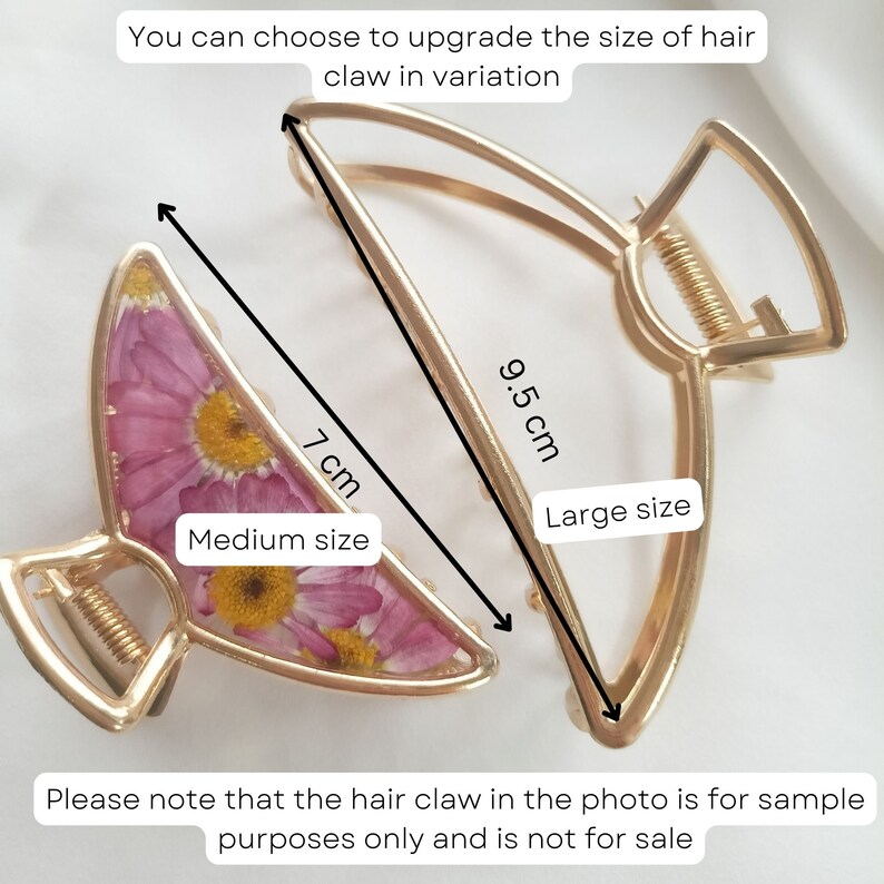 Pu&ograve; includere: Due fermagli per capelli dorati, uno con un design floreale e uno semplice. Il fermaglio floreale misura 7 cm di diametro e il fermaglio semplice misura 9,5 cm di diametro. Puoi scegliere di aggiornare la dimensione del fermaglio per capelli nella variante. Si prega di notare che il fermaglio per capelli nella foto &egrave; solo a scopo illustrativo e non &egrave; in vendita.