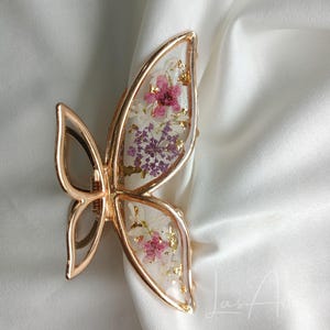 Paarse pruimenbloesem en wilde bloemen, groene bladeren metalen haarklauw, grote vlinder haarklem, terrarium Franse haarclip, hars gedroogde bloem