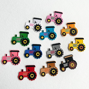 Peut inclure: Un ensemble de dix patchs brodés thermocollants représentant des tracteurs de différentes couleurs, notamment bleu, vert, rose, jaune et blanc.