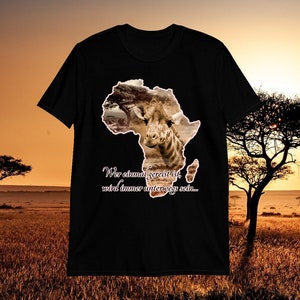 Conception de voyage Girafe & Savane sur la silhouette de l’Afrique | T-shirt unisexe