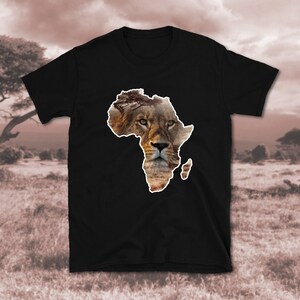 Löwe & Savanne auf Silhouette von Afrika | Unisex-T-Shirt
