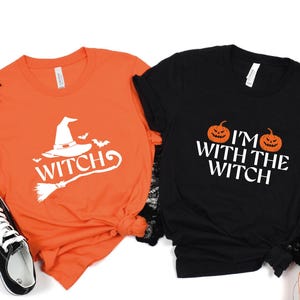 Estoy con la camisa de bruja, camisa divertida de Halloween para hombres, camisa de Halloween, temporada espeluznante, disfraz de pareja de Halloween, su bruja, camisas de Halloween