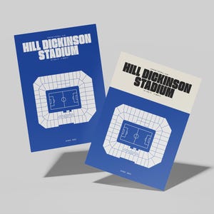 Könnte beinhalten: Zwei Poster mit blauem Hintergrund, die ein weißes Stadiondesign und den Text "HILL DICKINSON STADIUM" zeigen. Die Poster sind abgewinkelt und zeigen ein stilisiertes Stadiondesign.