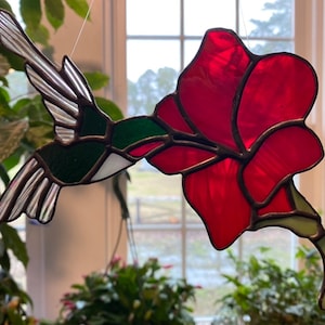 Stained Glass Hummingbird Suncatcher: Red Trumpet Flower