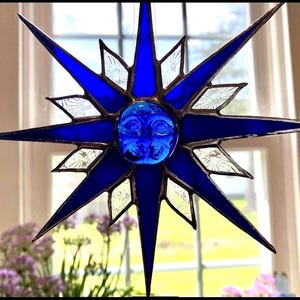 Atrapasol de vitral azul con rayos de sol, atrapasol azul cobalto con forma de cara de sol