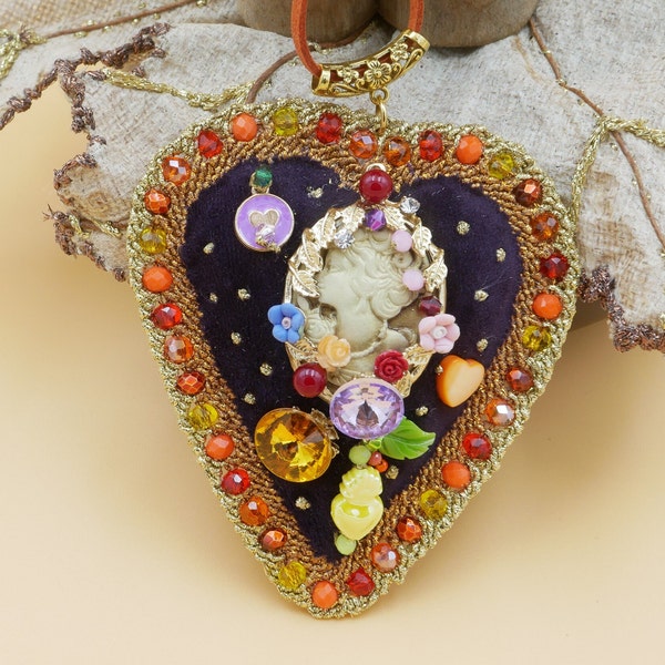 bijou ex voto, brodé,  pendentif