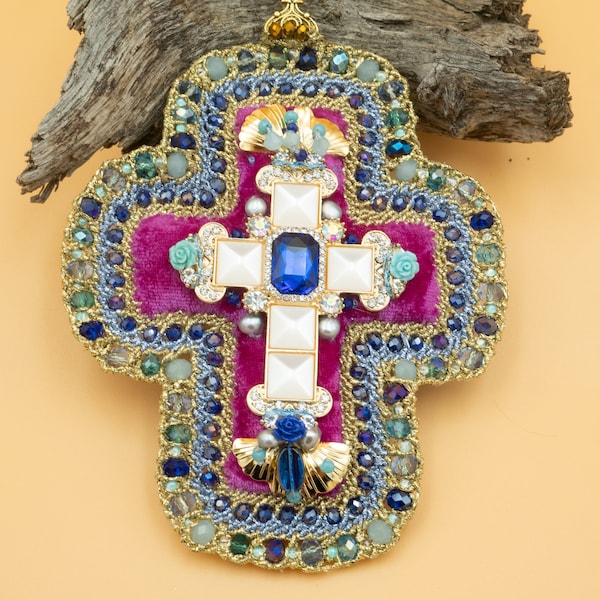 bijou ex voto, croix brodée, collier