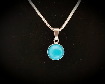 Pendentif howlite bleu turquoise avec une chaîne plaquée argent 925 (K-S-53)