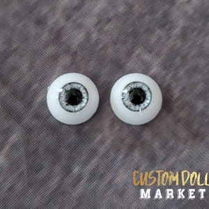 Puede incluir: Un letrero de madera rústica con la frase "Welcome to our home" en letras blancas. El letrero presenta un acabado envejecido y un diseño sencillo y acogedor.