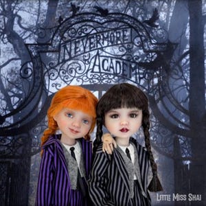 Op de afbeelding: Twee poppen met gevlochten haar, een met rood haar en de andere met zwart haar, dragen gestreepte blazers en witte overhemden met kraag. De achtergrond toont een smeedijzeren poort met de woorden "Nevermore Academy" en een donkere, gotische bosscène.