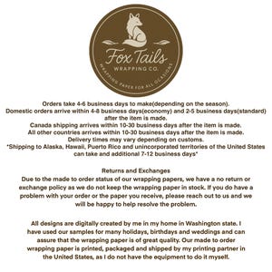 Puede incluir: Un logotipo circular marr&oacute;n con una ilustraci&oacute;n de zorro y el texto "Fox Tails Wrapping Co.". El texto circundante detalla el procesamiento de pedidos, los tiempos de env&iacute;o y las devoluciones.