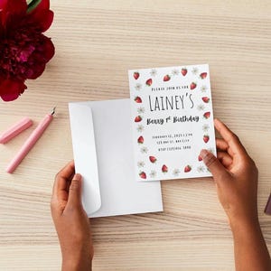 Beere 1st Birthday Einladung (mit Umschlägen!)