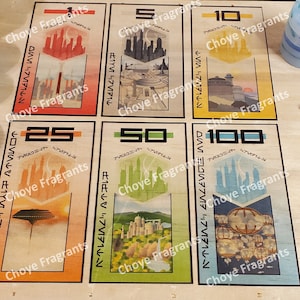 Può includere: Un set di sei carte da gioco colorate con diversi paesaggi urbani e il testo "Choye Fragrants" su ogni carta. Le carte sono numerate 1, 5, 10, 25, 50 e 100. Ci sono anche diversi gettoni di vetro blu e trasparente e pezzi da gioco di cristallo colorato.
