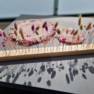 Trockenblumenleiste Blumenleiste mit Trockenblumen Trockenblumen Tischdeko Wanddeko Holzleiste Dekoration Eichenholz Bild 1