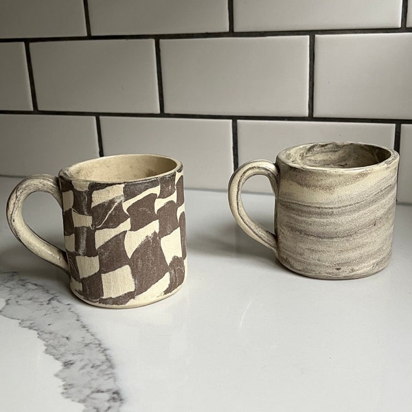 Ensemble de tasses en grès argileux | Ensemble cadeau de tasses | Lot de 2 tasses | Tasse en céramique à carreaux en argile | Mug crème noir fait main | Tasse en céramique d'argile naturelle