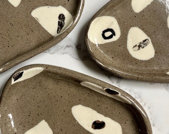 Modernes Steingut Geschirr Set | Organic Edge Augenschale 3-er Set | Einzigartiges Muster-Keramik-Geschirr | Modernes Catch-All Tablett | Charcuterie Geschenk-Set