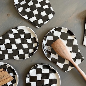 Round Modern Spoon Rest Organic Shape Minimalist Black Cream | Modern Utensil Holder Checkered Pattern | Marble Stoneware Spoon Rest