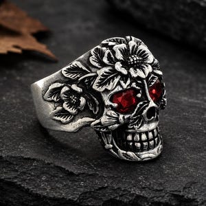 Anillo de calavera de plata 925, anillo de calavera con flores y ojos de rubí oscuro grabados, calavera gótica de plata, anillo estilo motero, anillo de plata unisex