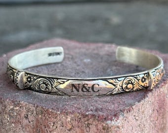 シルバーのパーソナライズカフブレスレット、刻印入りカフブレスレット