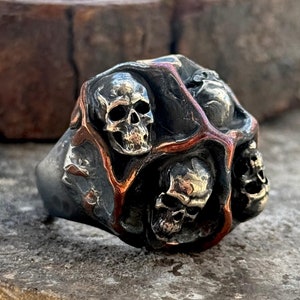 Silberner Schädelring, vierköpfiger Schädelring, gehämmerter Schädelring, Skelettschädelkrallenring, silberner Schmuck, Halloweengeschenk