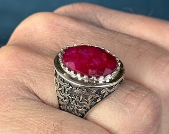 Anello in argento con pietra ovale in rubino rosso, anello in argento inciso, anello in argento importante, fede nuziale in rubino, anello in stile ottomano, regalo per papà, regalo per uomo