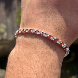 Peut inclure: Ensemble de trois tasses en céramique avec une finition mate et mouchetée. Les tasses sont de couleur crème, gris clair et gris foncé. Chaque tasse a un design simple et minimaliste, parfait pour le café ou le thé.