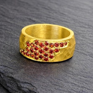 Anillo de oro hecho a mano para hombre con piedra rubí, anillo rústico martillado para hombre con piedra preciosa roja, anillo de banda vintage para hombre, joyería llamativa, plata de ley 925