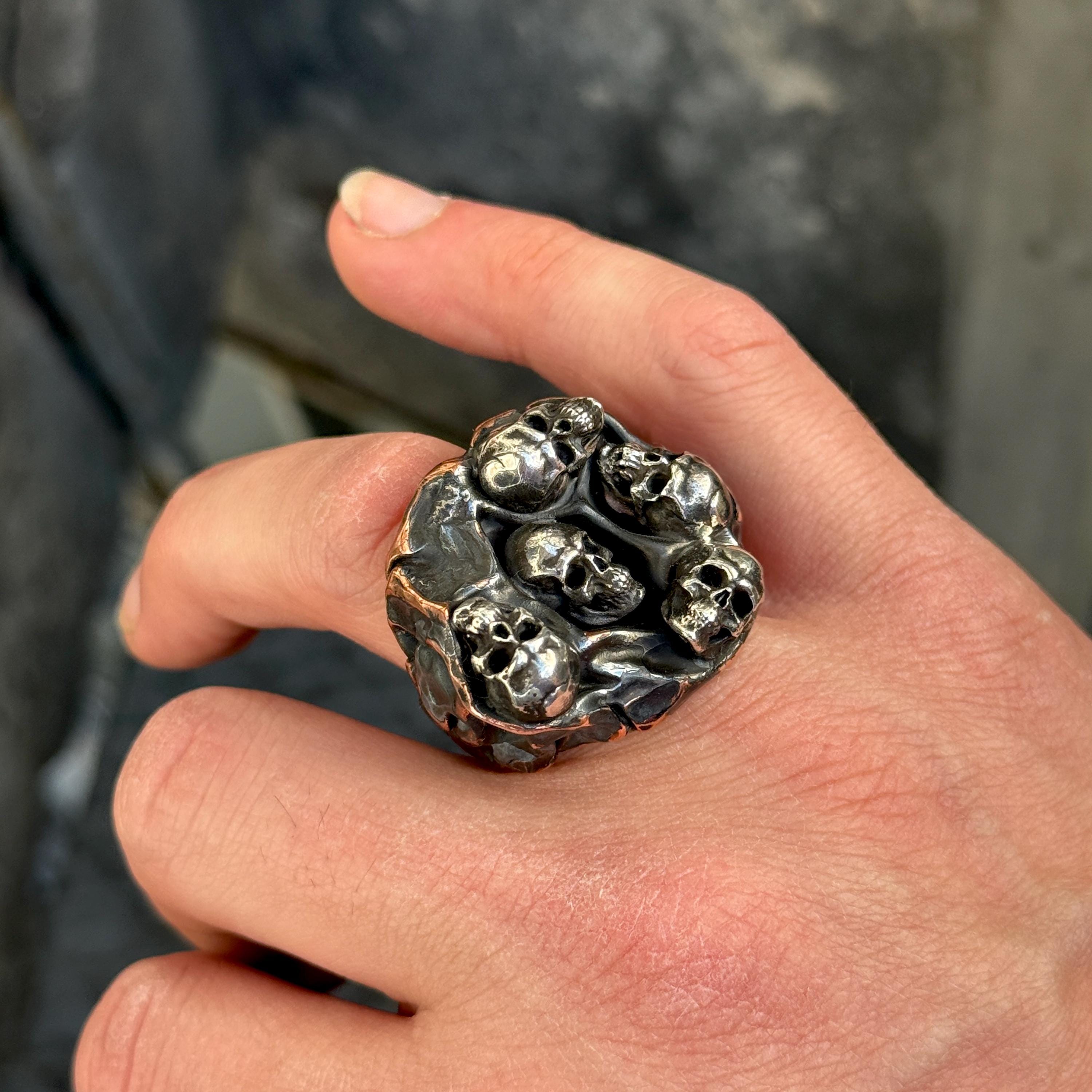 ハンドメイドシルバースカルリング、ハンマー加工の5つのスカルヘッド