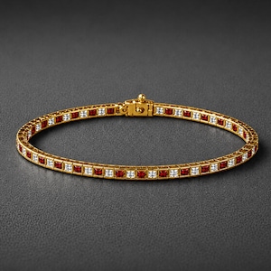 Op de afbeelding: Een gouden tennisarmband met een herhalend patroon van vierkant geslepen rode robijnen en heldere witte diamanten. De armband is opgebouwd uit een reeks verbonden metalen schakels en is voorzien van een veilige baksluiting.