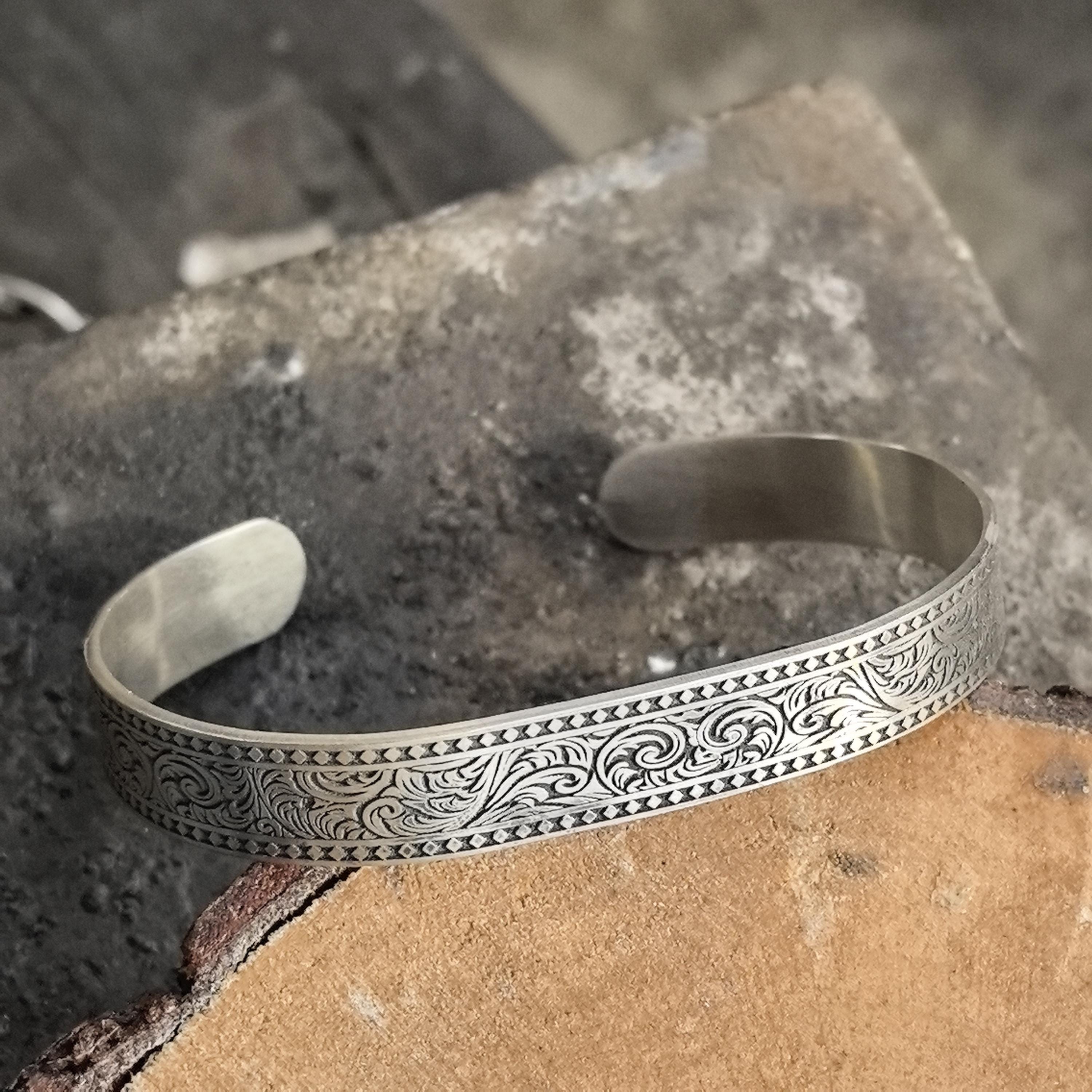 メンズ シルバー ハンドメイド 調節可能 カフ ブレスレット、刺繍入り