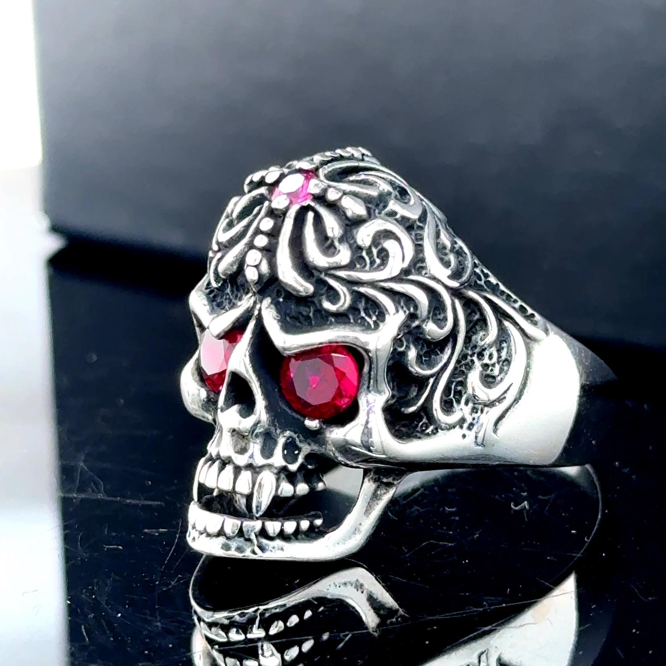 925スターリングシルバーのスカルリング、ルビーアイのスカルヘッド
