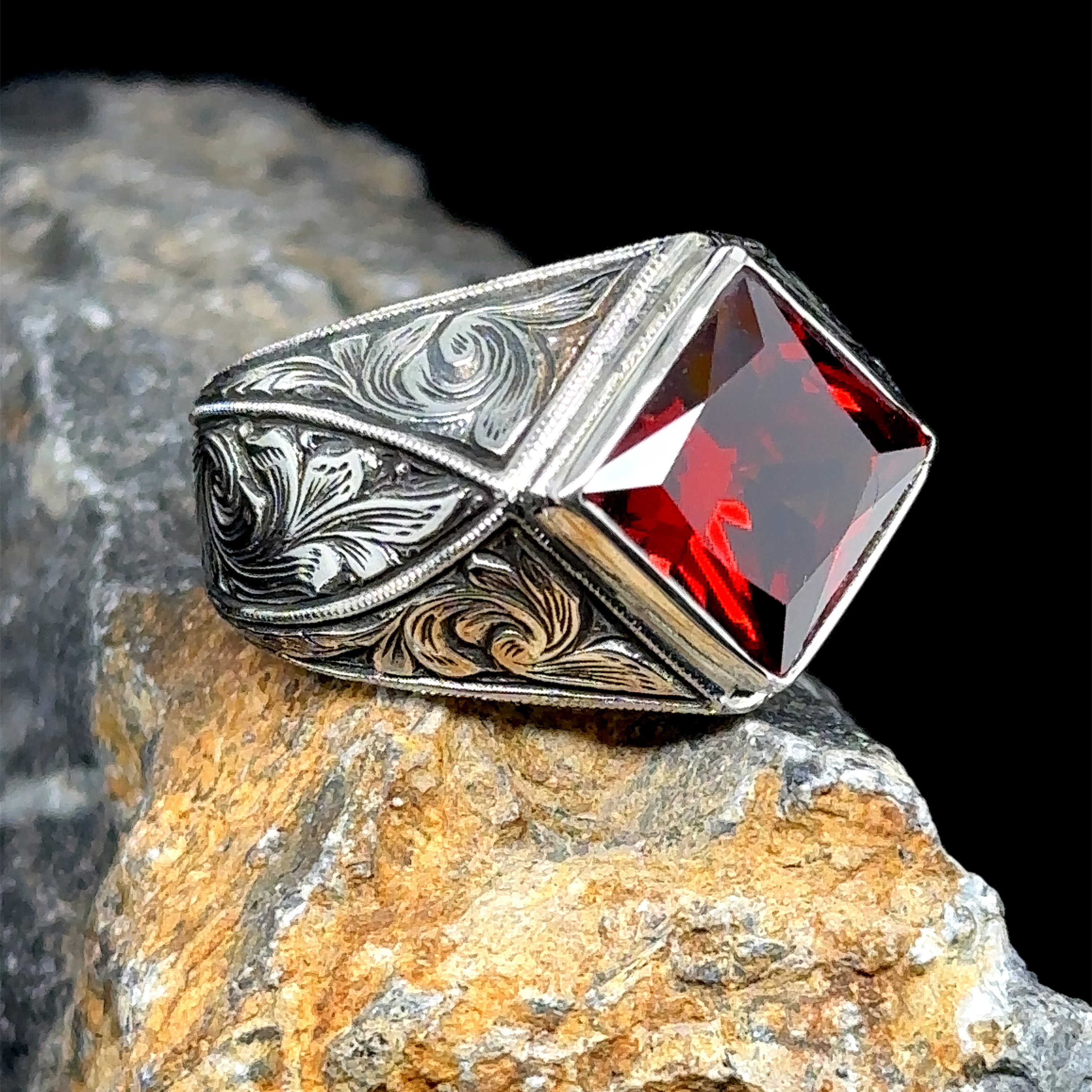 Bague Ancienne Pour Homme En Argent Avec Rubis - Occasion Bon état - Style Naturel