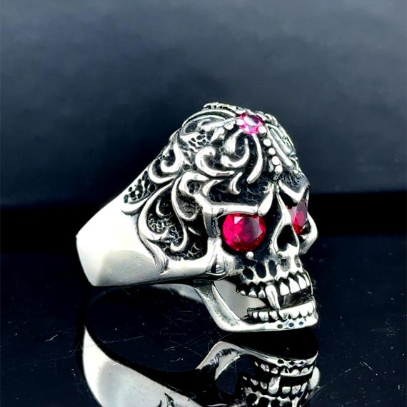 925スターリングシルバーのスカルリング、ルビーアイのスカルヘッド