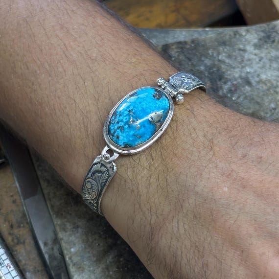 刻印入り天然ターコイズ カフブレスレット、ブルーターコイズ メンズ