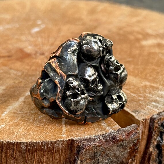 ハンドメイドシルバースカルリング、ハンマー加工の5つのスカルヘッド