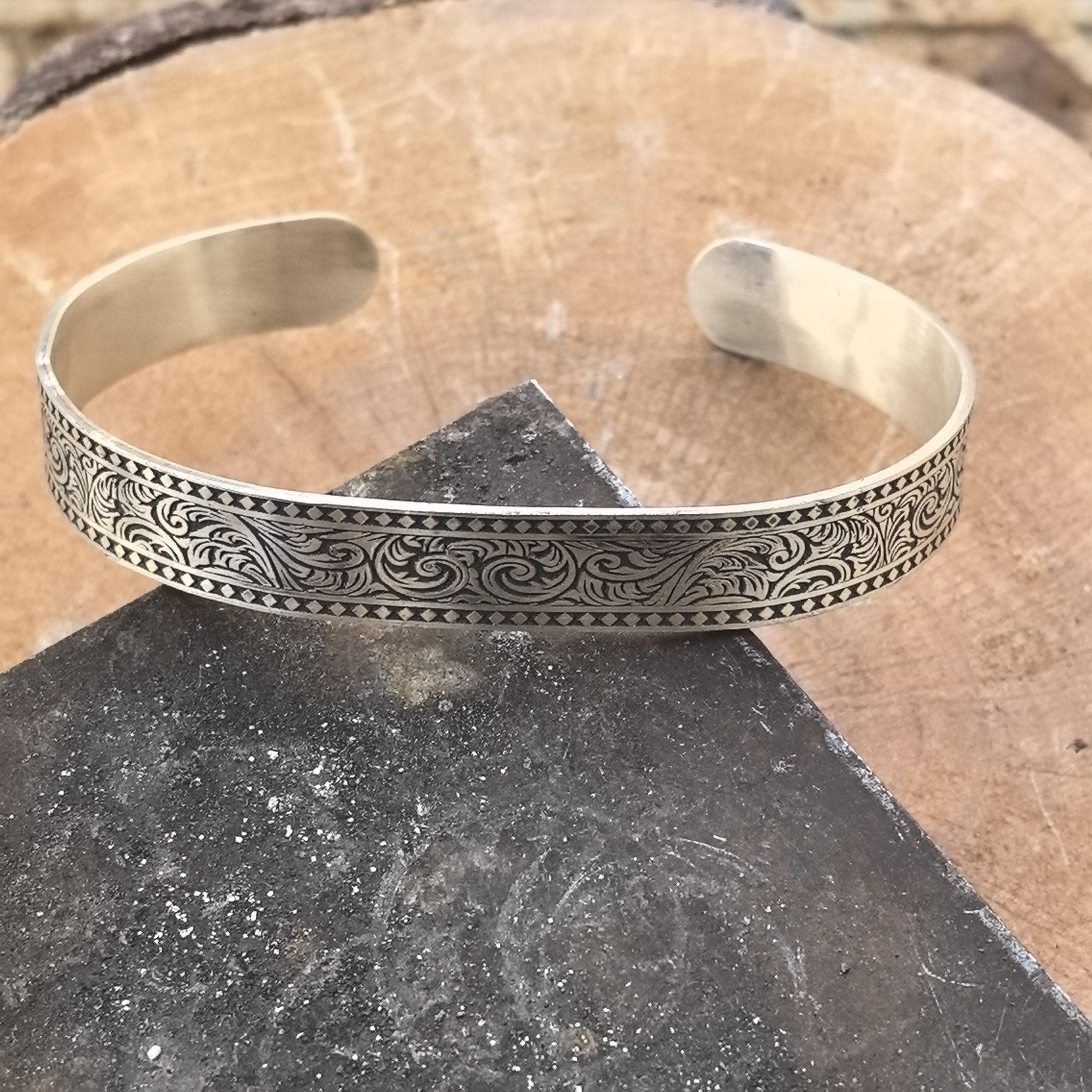 メンズ シルバー ハンドメイド 調節可能 カフ ブレスレット、刺繍入り