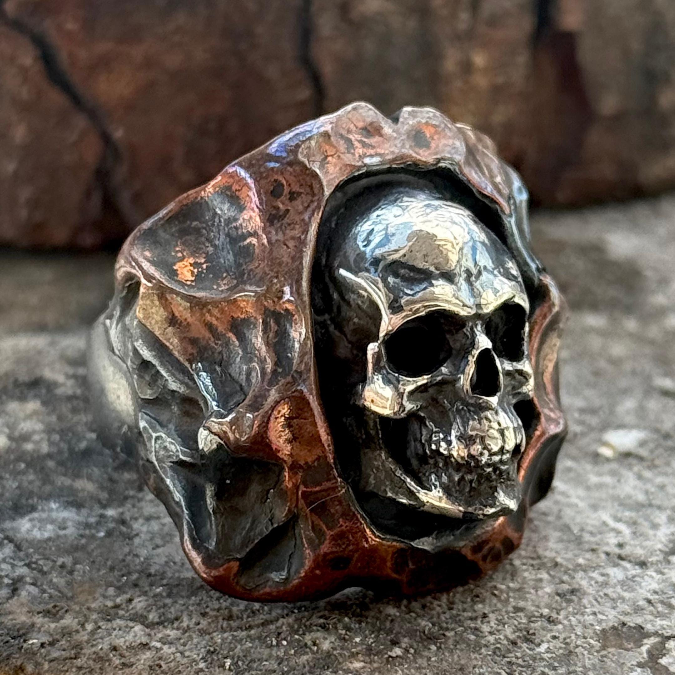 シルバーゴシックスカルリング、ハンマー加工解剖学的スカルバイ