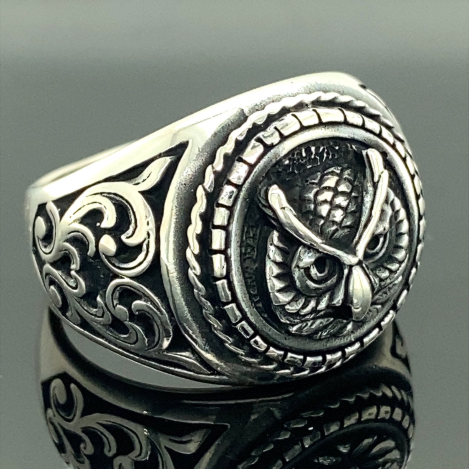 Pendentif hibou en acier bicolore doré et argenté