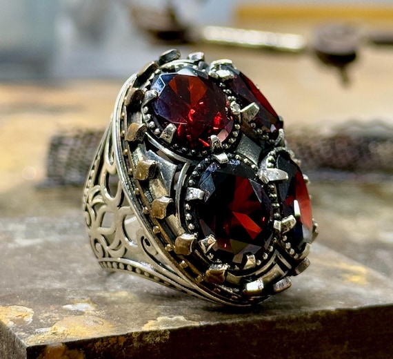 Anello Con Rubino, Il Gioiello Per Natale 2022 (e Oltre) | IO Donna