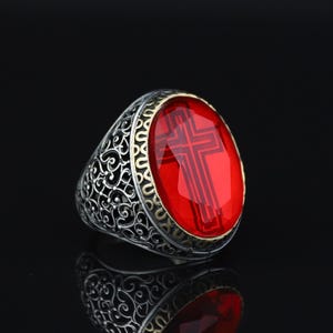 Zilveren handgemaakte kruisring, robijnrode edelsteen grote christelijke ring, kruiszegelring heren, gegraveerde herenring, 925 k sterlingzilver